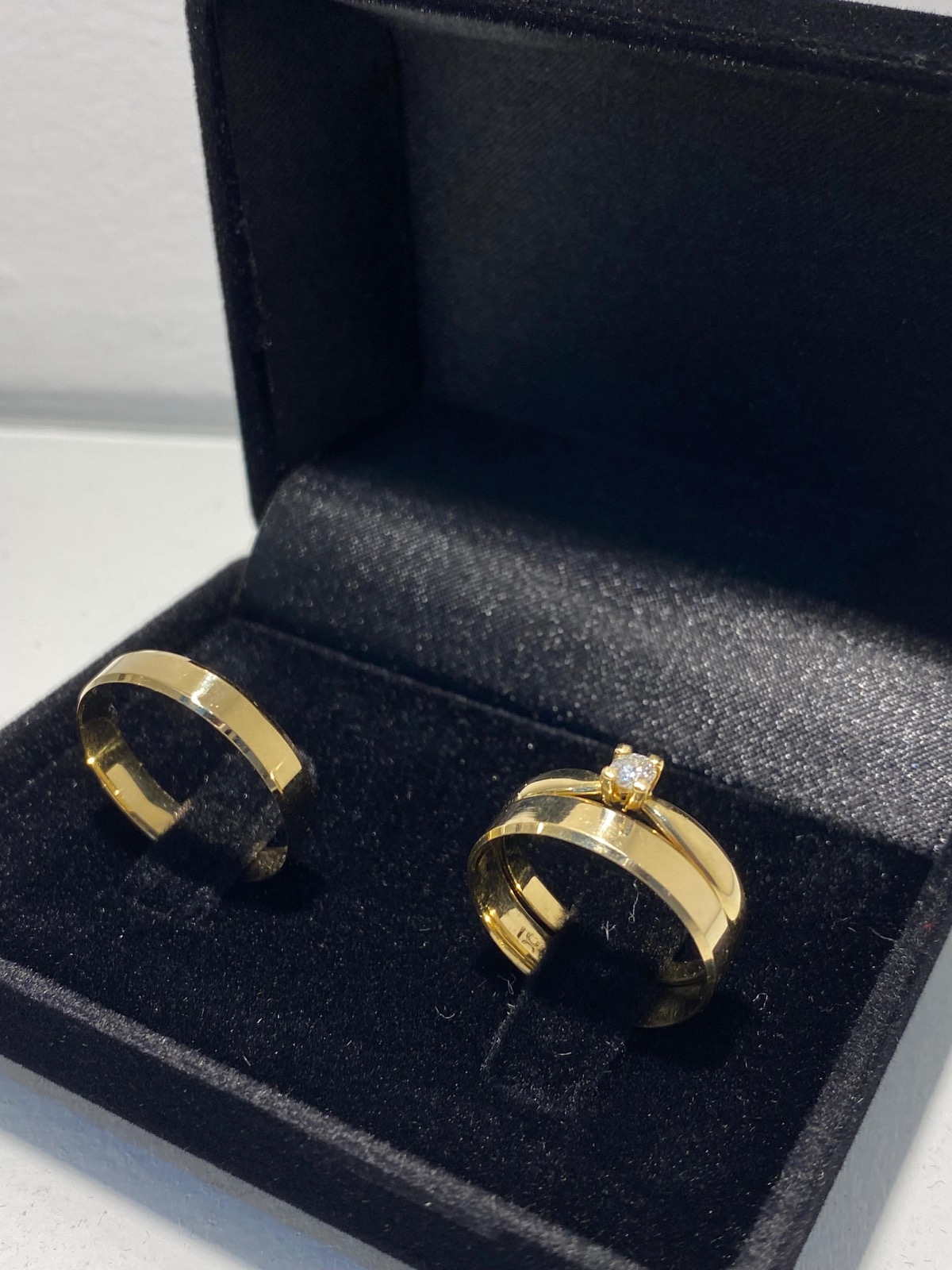 Alianças douradas em estojo preto